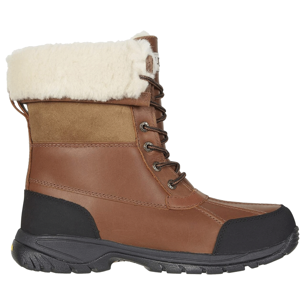 Side profile of a single UGG® Men’s Butte Boot in Worchester brown leather. The durable winter boot features a waterproof upper, a light sheepskin cuff, lace-up detail, and a thick, highly-treaded black rubber outsole for traction.