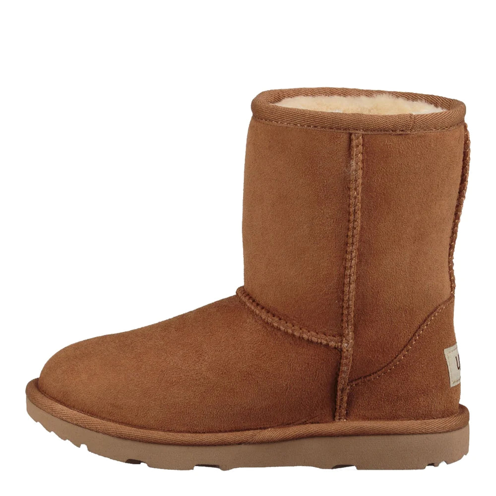 Side view of a single UGG Kid’s Classic II boot in a slightly darker chestnut shade. The boot shows the mid-height shaft, visible lining, and the UGG heel label.